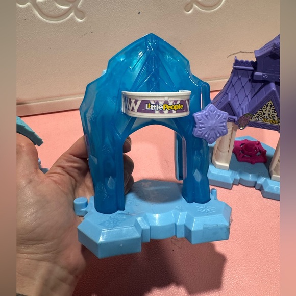 Frozen portable palace, parade cars, Olaf cafe and friends. - Picture 8 of 13